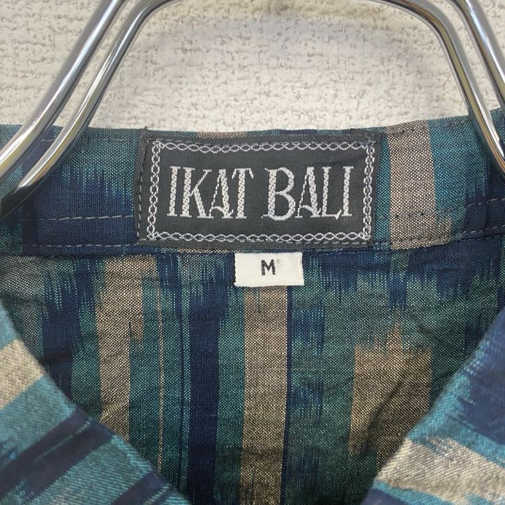 古着 used　IKAT BALI　半袖プリント柄シャツ　総柄　エスニック　レトロデザイン　胸ポケット　ブルー　青　Mサイズ　