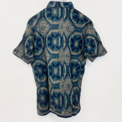 古着 used　IKAT BALI　半袖プリント柄シャツ　総柄　エスニック　レトロデザイン　胸ポケット　ブルー　青　Mサイズ　