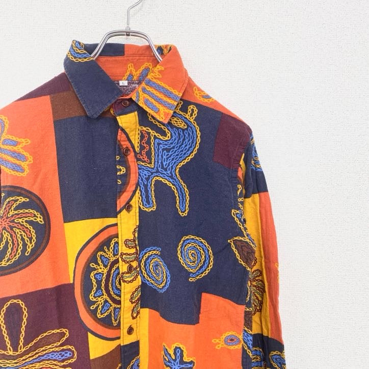 古着 used　長袖プリント柄シャツ　総柄　バティック　壁画　個性派　レトロデザイン　カラフル　オレンジ　Lサイズ　