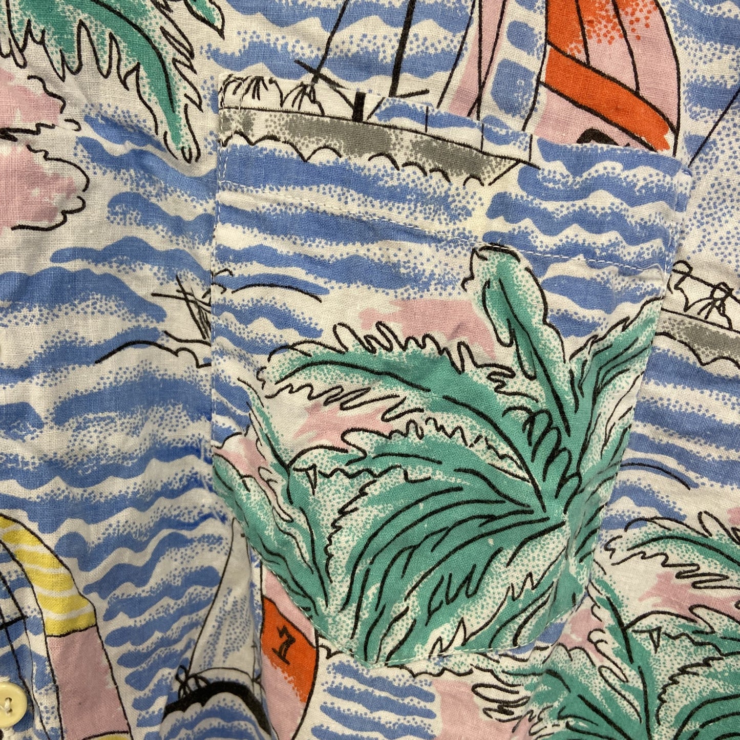 古着 used　AROUND AFRICA　半袖総柄シャツ　海　船　ヤシの木　ブルー　レトロデザイン　胸ポケット　Mサイズ