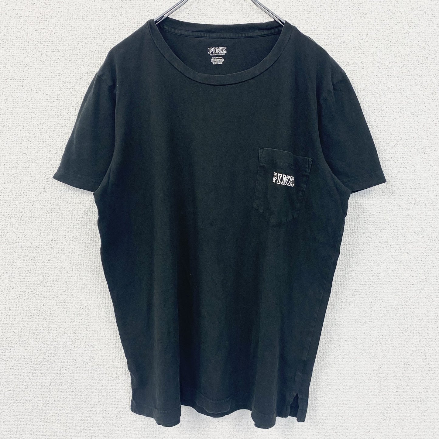 古着 used　PINK　ヴィクトリアシークレット　半袖ワンポイントTシャツ　バックプリント　胸ポケット　犬　黒　Lサイズ