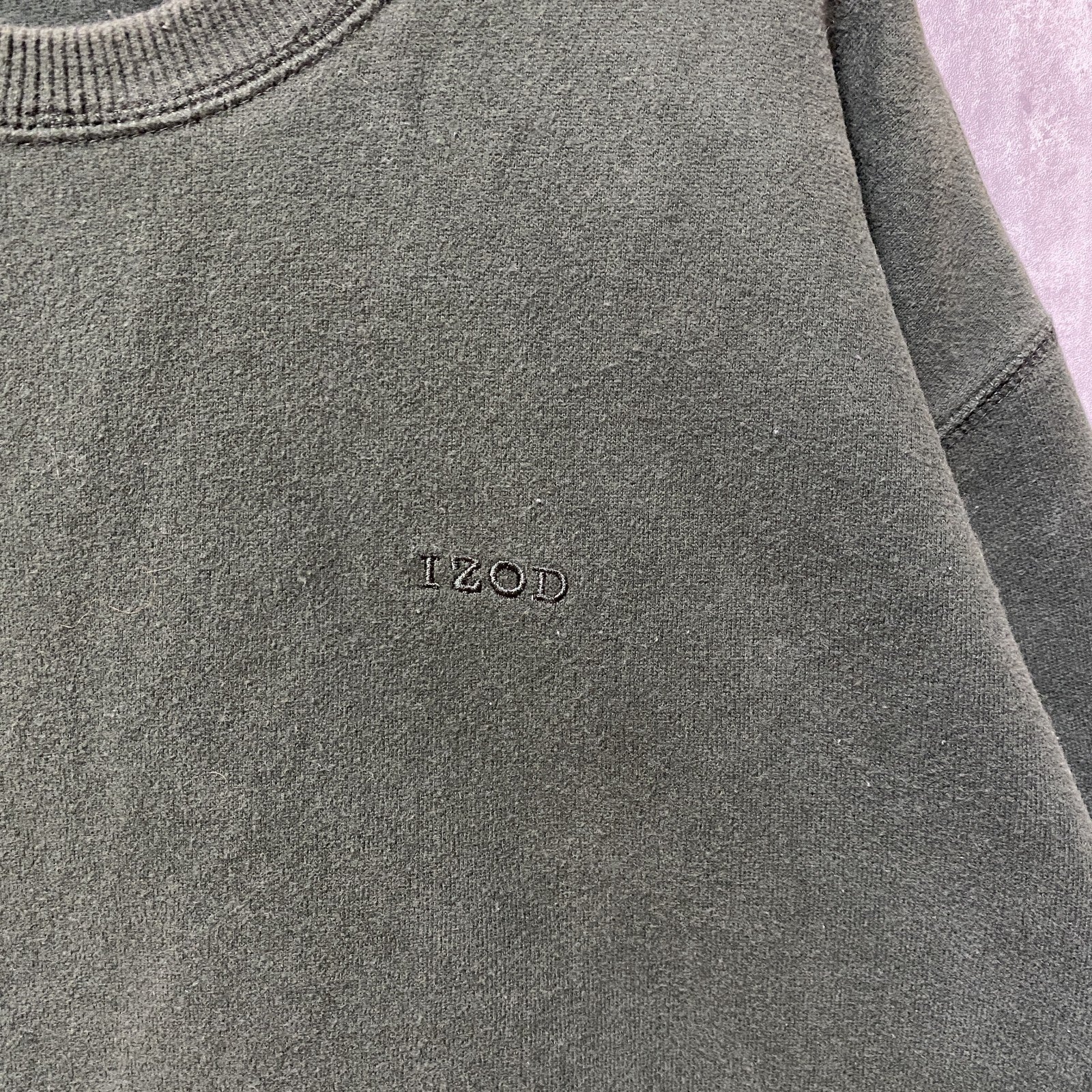 古着 used　IZOD アイゾッド　長袖スウェット　トレーナー　ワンポイントロゴ刺繍　緑　カーキ　クルーネック　Lサイズ
