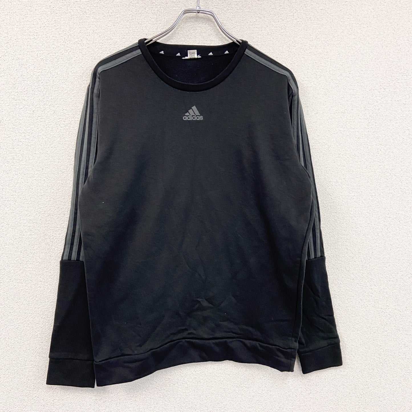 adidas　アディダス　スウェット/トレーナー　パフォーマンスロゴ　ワンポイント　スリーストライプス　黒　ブラック