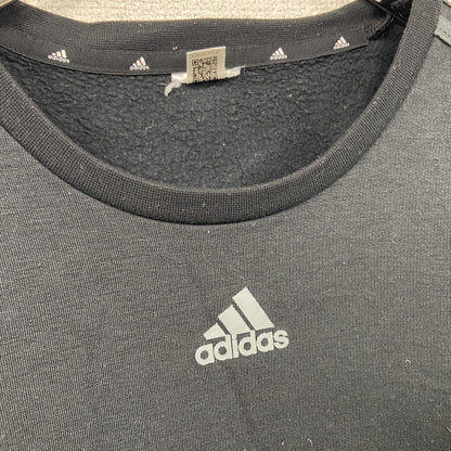 adidas　アディダス　スウェット/トレーナー　パフォーマンスロゴ　ワンポイント　スリーストライプス　黒　ブラック