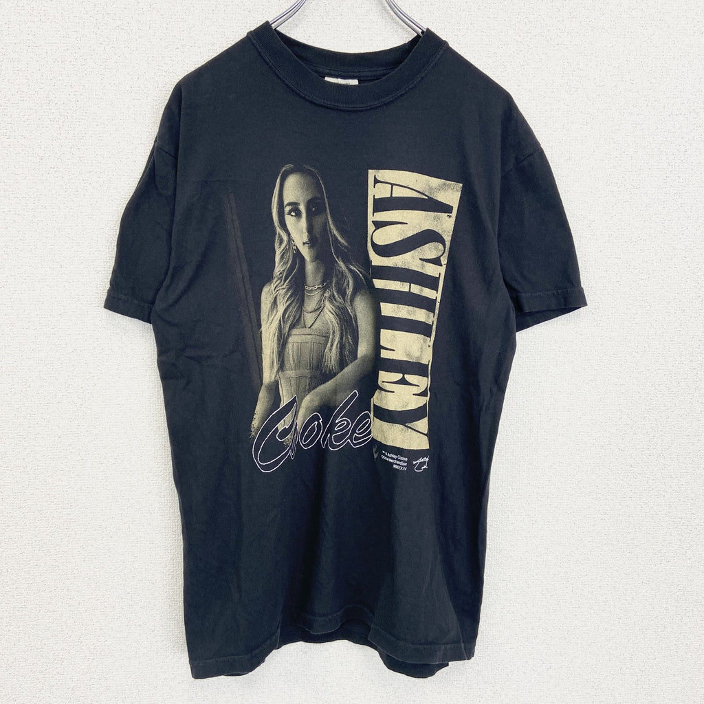 COMEFORT COLOAS　半袖プリントシンガーTシャツ　アシュリー・クック　ビッグデザイン　黒　ブラック　Mサイズ