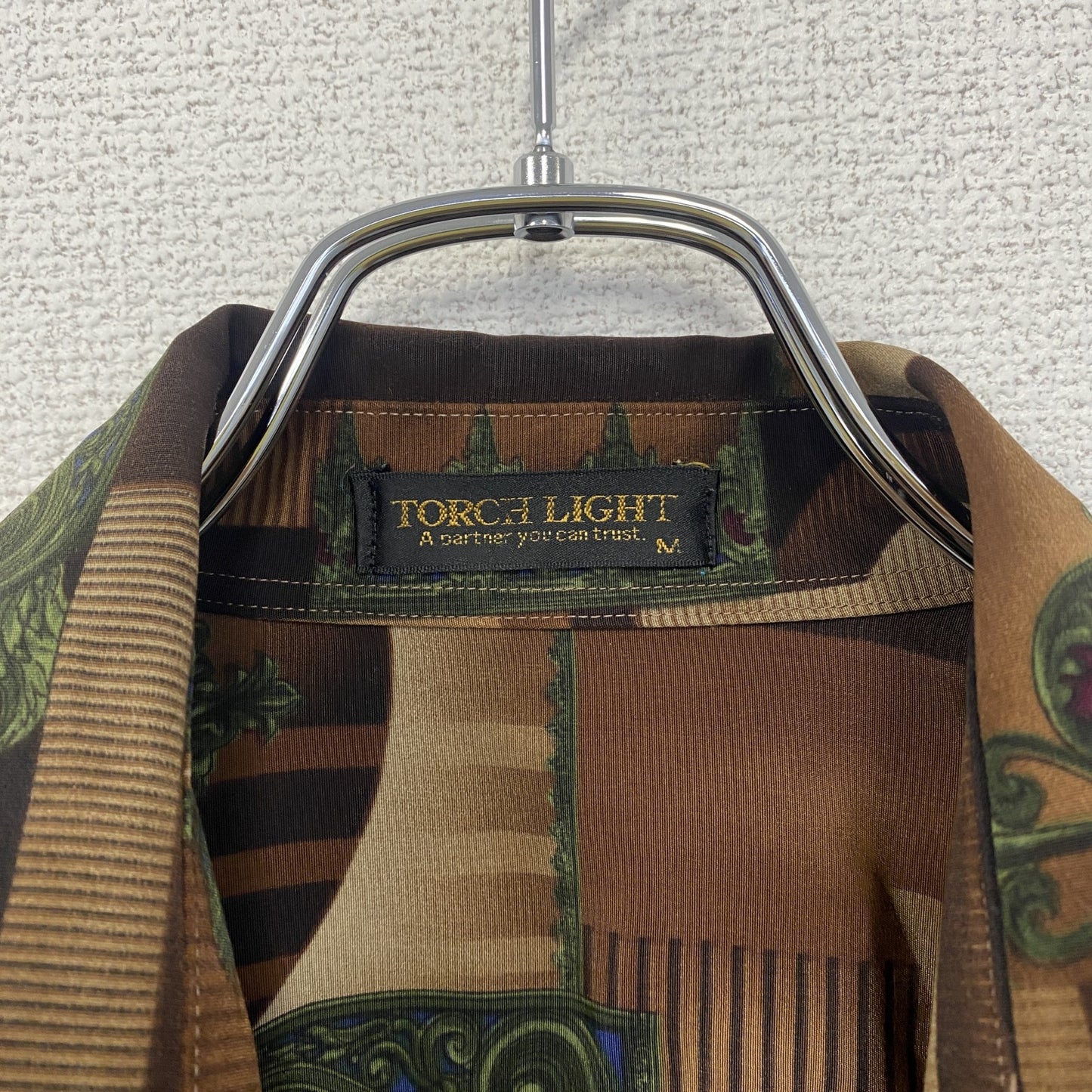 古着 used　TORCH LIGHT　長袖柄シャツ　開襟　総柄　胸ポケット　茶色　ブラウン　レトロデザイン　個性的　Mサイズ