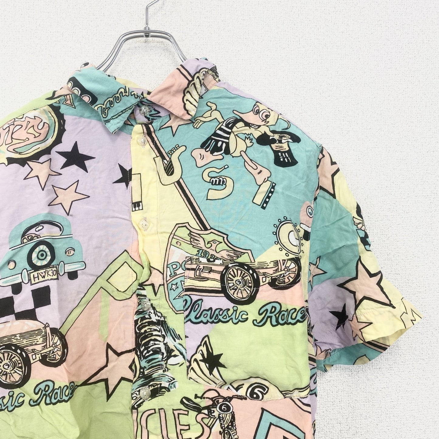 古着 used　半袖プリント総柄シャツ　レトロデザイン　車　トロフィー　レース　レーシングカー　カラフル　胸ポケット