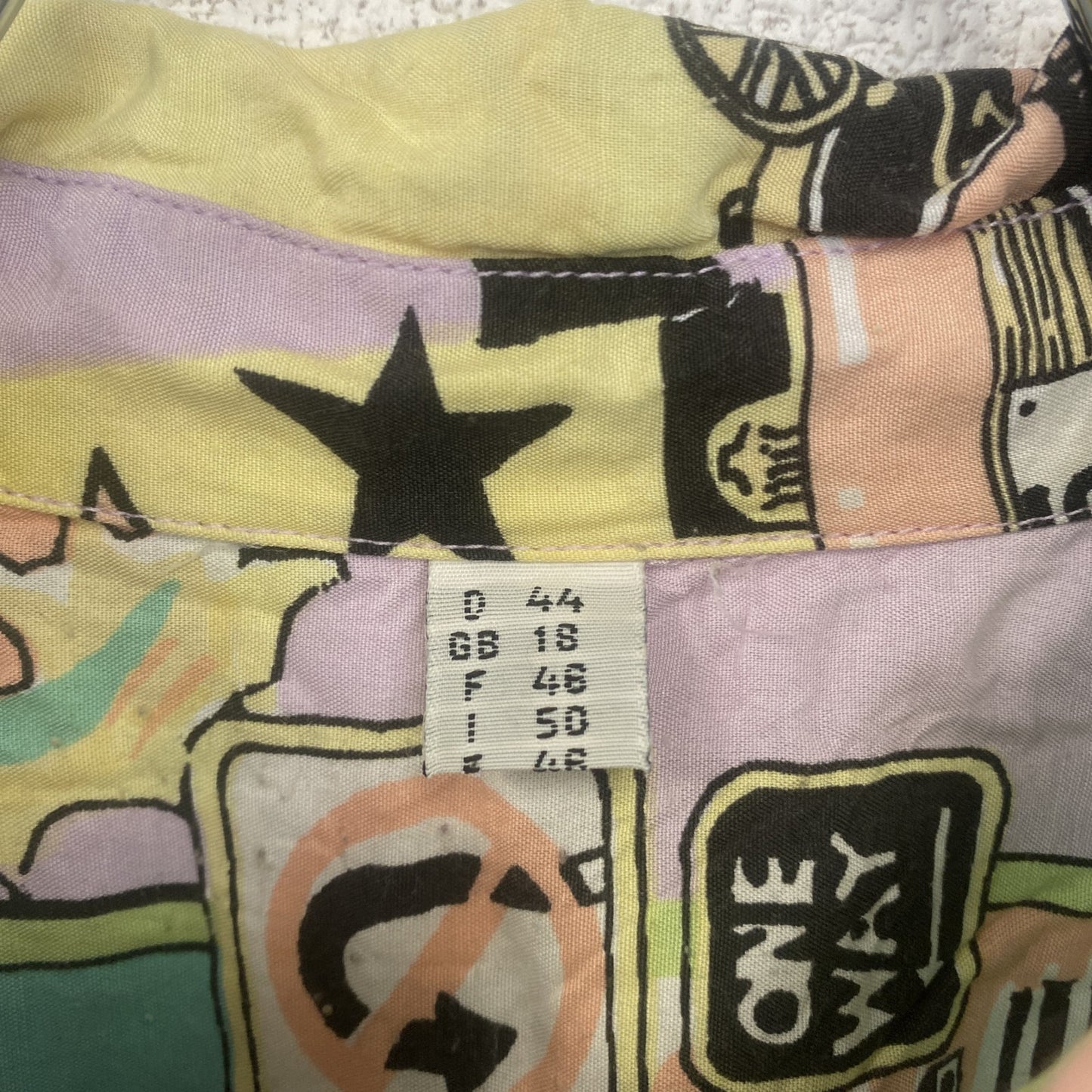 古着 used　半袖プリント総柄シャツ　レトロデザイン　車　トロフィー　レース　レーシングカー　カラフル　胸ポケット