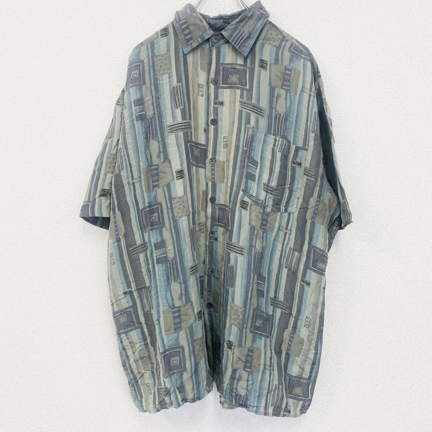 古着 used　半袖プリント総柄シャツ　レトロデザイン　個性的　幾何学　胸ポケット　アート　ブルー　青　グレー　灰　