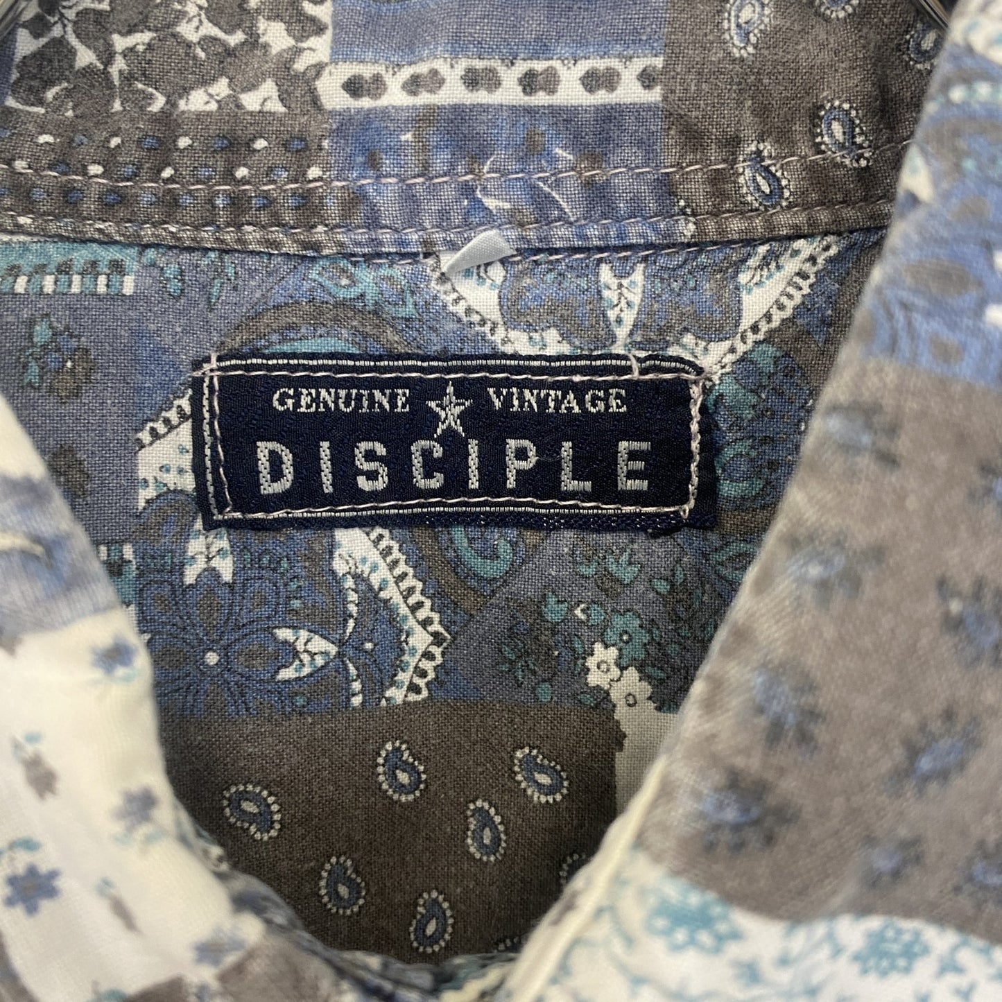 古着 used　DISCIPLE　長袖プリント総柄シャツ　レトロデザイン　幾何学模様　胸ポケット　カジュアル　青　ブルー　Lサイズ