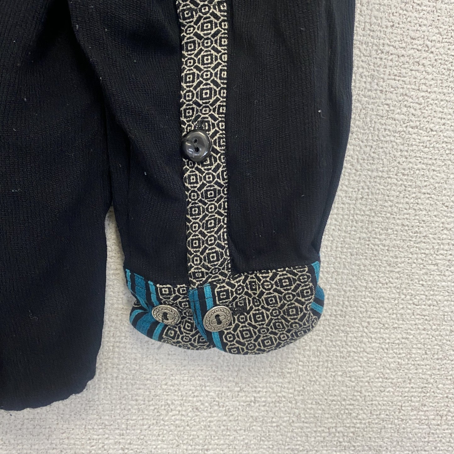 古着 used　長袖プリント総柄シャツ　比翼ボタン　レトロデザイン　ストライプ　個性的　黒　ブラック　Mサイズ
