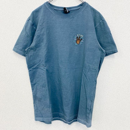 古着 used　CAYLER　ケイラー　半袖ワンポイント刺繍Tシャツ　バックプリント　レトロデザイン　青　ブルー　Mサイズ