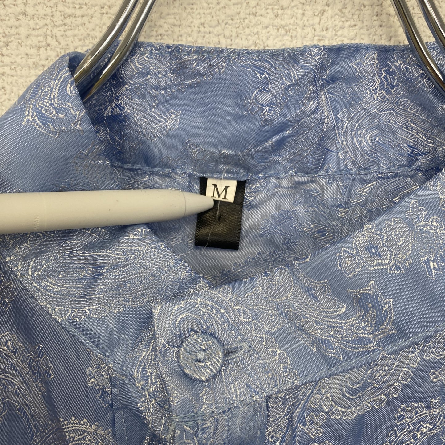 古着 used　長袖プリント総柄シャツ　中華風　スタンドカラー　レトロデザイン　アシンメトリー　個性的　水色　ライトブルー　Mサイズ