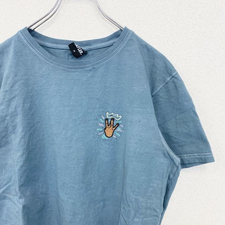 古着 used　CAYLER　ケイラー　半袖ワンポイント刺繍Tシャツ　バックプリント　レトロデザイン　青　ブルー　Mサイズ