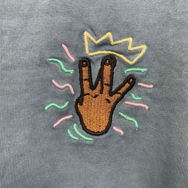 古着 used　CAYLER　ケイラー　半袖ワンポイント刺繍Tシャツ　バックプリント　レトロデザイン　青　ブルー　Mサイズ
