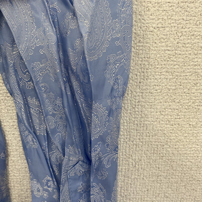 古着 used　長袖プリント総柄シャツ　中華風　スタンドカラー　レトロデザイン　アシンメトリー　個性的　水色　ライトブルー　Mサイズ