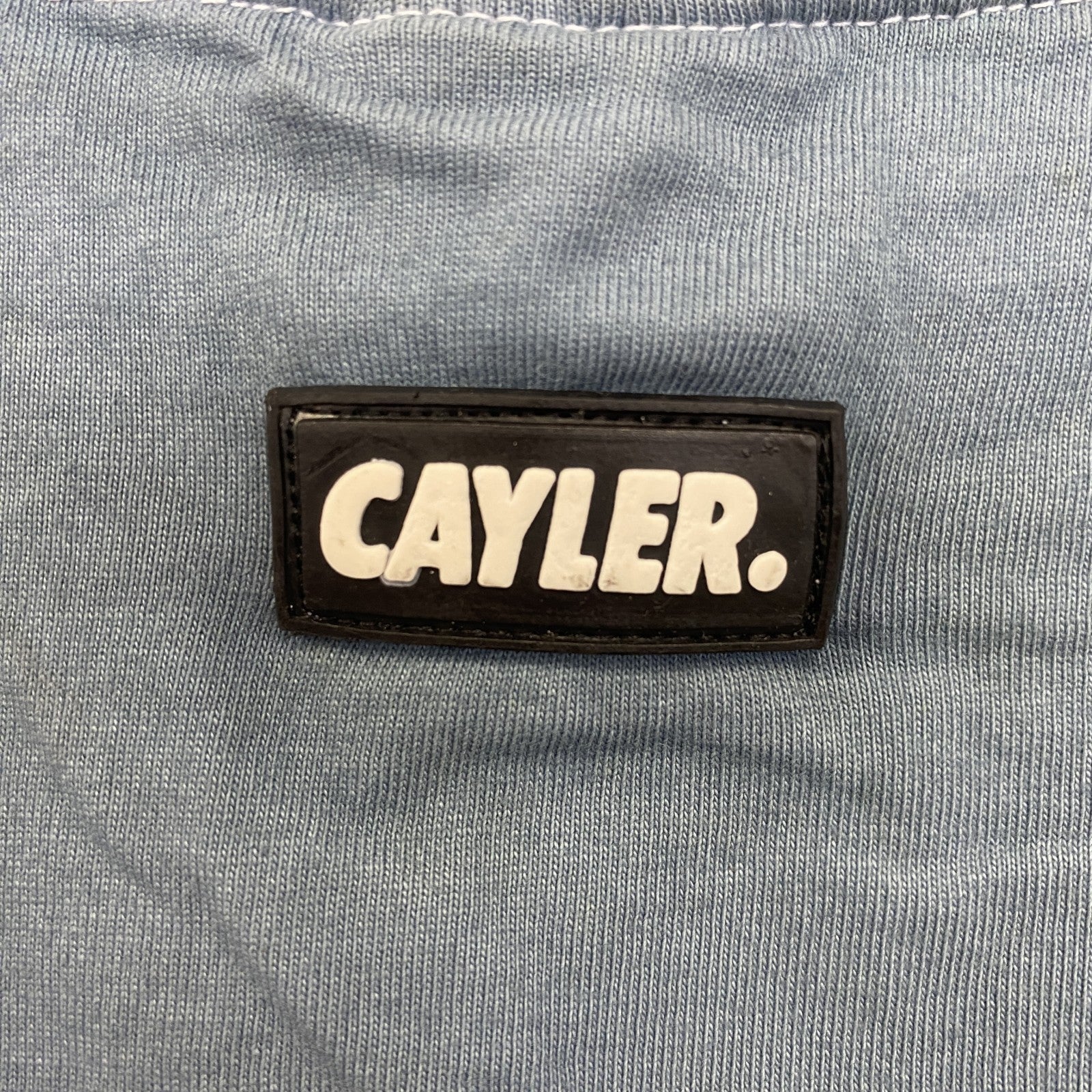 古着 used　CAYLER　ケイラー　半袖ワンポイント刺繍Tシャツ　バックプリント　レトロデザイン　青　ブルー　Mサイズ