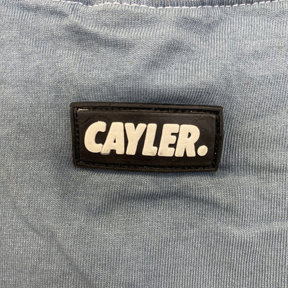 古着 used　CAYLER　ケイラー　半袖ワンポイント刺繍Tシャツ　バックプリント　レトロデザイン　青　ブルー　Mサイズ