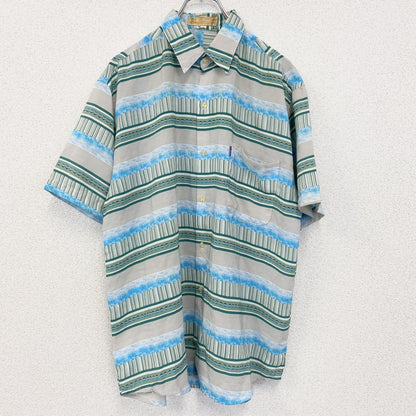 古着 used　半袖プリント総柄シャツ　レトロデザイン　エスニック　ストライプ柄　胸ポケット　青　緑　ブルー　グリーン