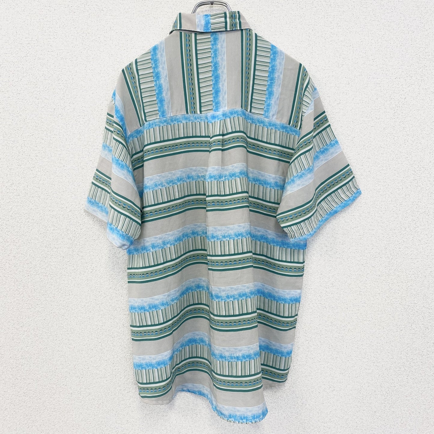 古着 used　半袖プリント総柄シャツ　レトロデザイン　エスニック　ストライプ柄　胸ポケット　青　緑　ブルー　グリーン
