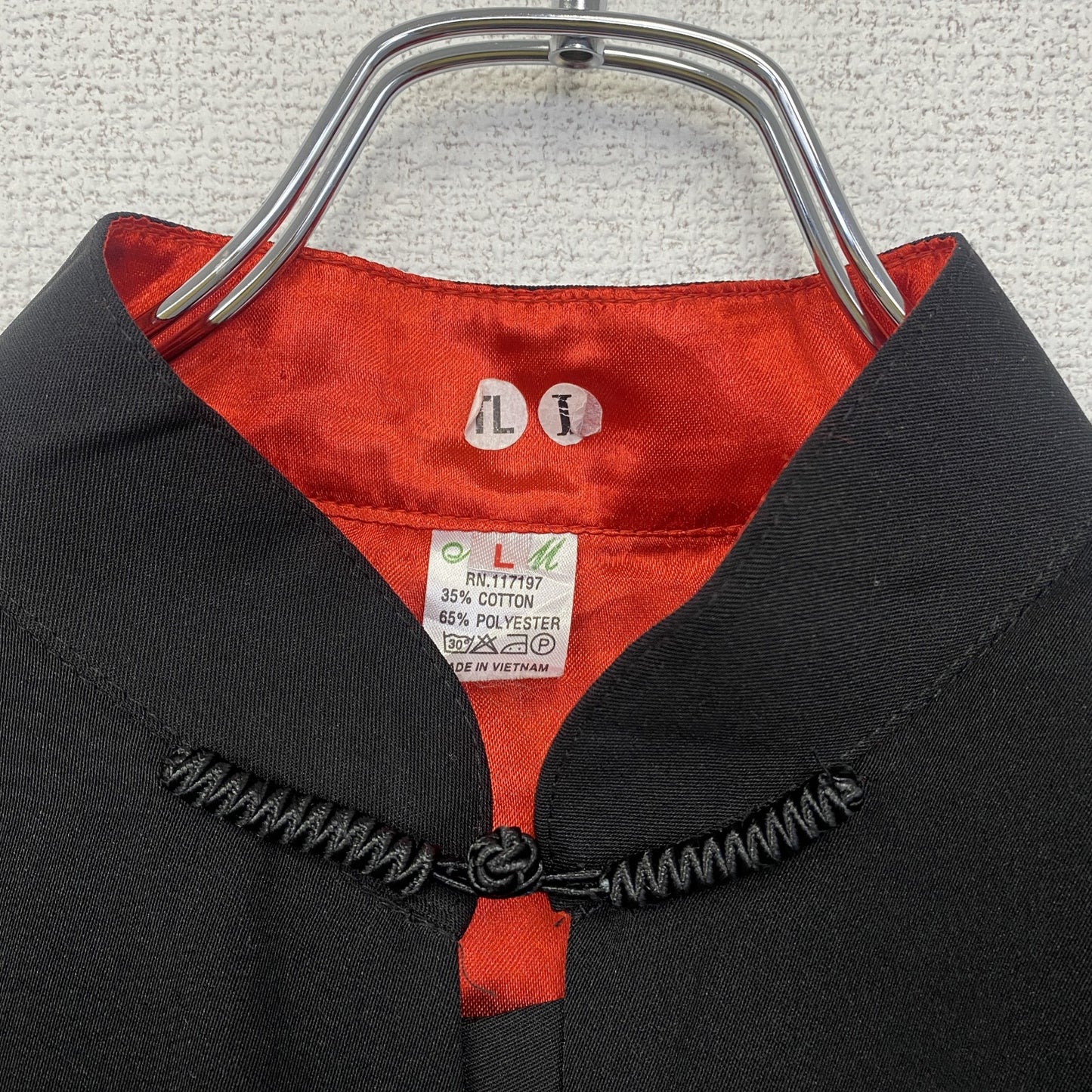 古着 used　長袖チャイナシャツ　中華服　刺繍　ワイドアーム　肩パッド　レトロデザイン　黒　ブラック　赤　レッド　Lサイズ