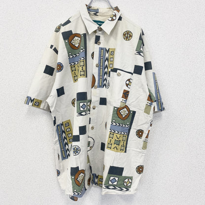 古着 used　半袖プリント総柄シャツ　レトロデザイン　胸ポケット　幾何学模様　個性的　白　ホワイト　2XLサイズ