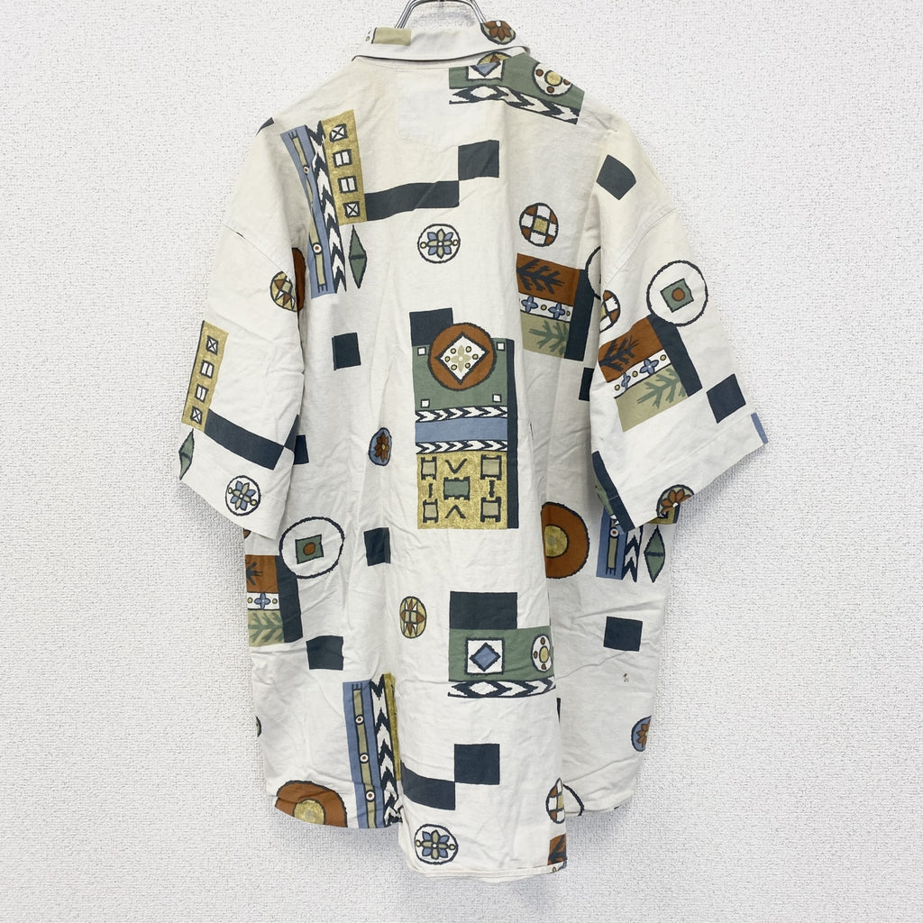 古着 used　半袖プリント総柄シャツ　レトロデザイン　胸ポケット　幾何学模様　個性的　白　ホワイト　2XLサイズ