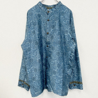 古着 used　長袖プリント総柄シャツ　レトロデザイン　薄手　幾何学模様　スタンドカラー　青　ブルー　XLサイズ