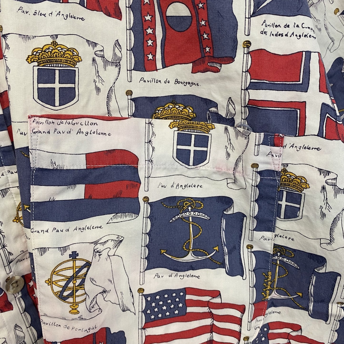 古着 used　半袖プリント総柄シャツ　レトロデザイン　胸ポケット　国旗柄　派手　カラフル　白　ホワイト　Lサイズ