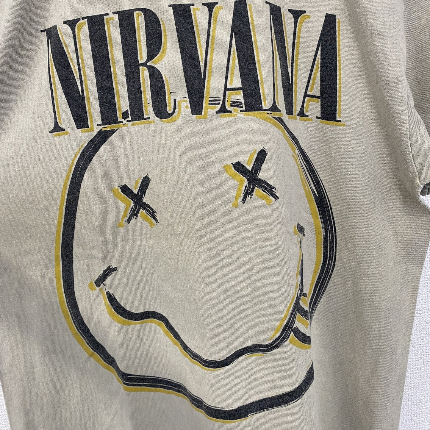 古着 used　半袖バンドプリントTシャツ　ニルヴァーナ　音楽　ロック　カーキ　定番　クルーネック　レトロデザイン　Mサイズ