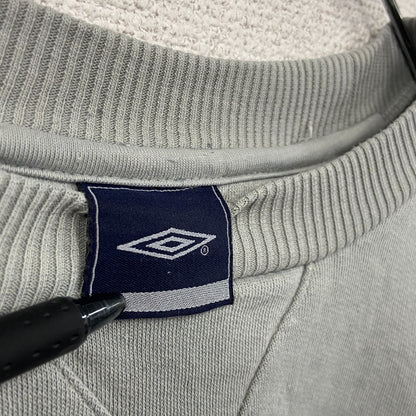 UMBRO　アンブロ　スウェット/トレーナー　前V 　刺繍ロゴ　灰色　グレー　XLサイズ