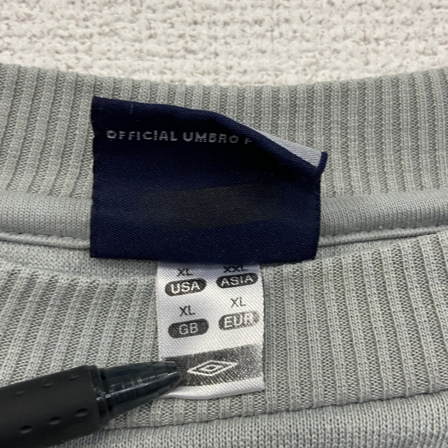 UMBRO　アンブロ　スウェット/トレーナー　前V 　刺繍ロゴ　灰色　グレー　XLサイズ