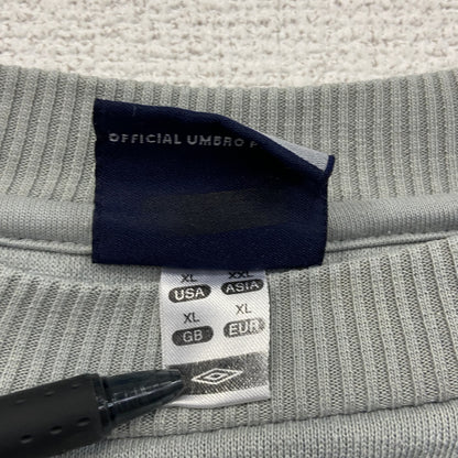 UMBRO　アンブロ　スウェット/トレーナー　前V 　刺繍ロゴ　灰色　グレー　XLサイズ
