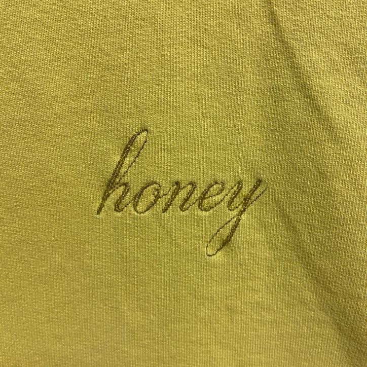 古着 used　長袖クルーネックスウェット　トレーナー　ワンポイント刺　ノームコア　シンプル　honey　黄色　イエロー　秋冬服