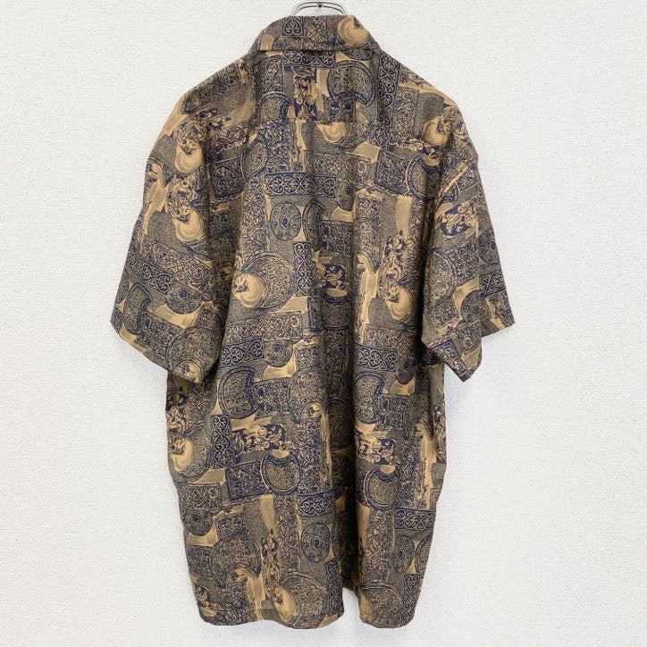 古着 used　半袖総柄シャツ　幾何学模様　胸ポケット　バティック柄　個性的　黄金色　青　レトロデザイン　XLサイズ