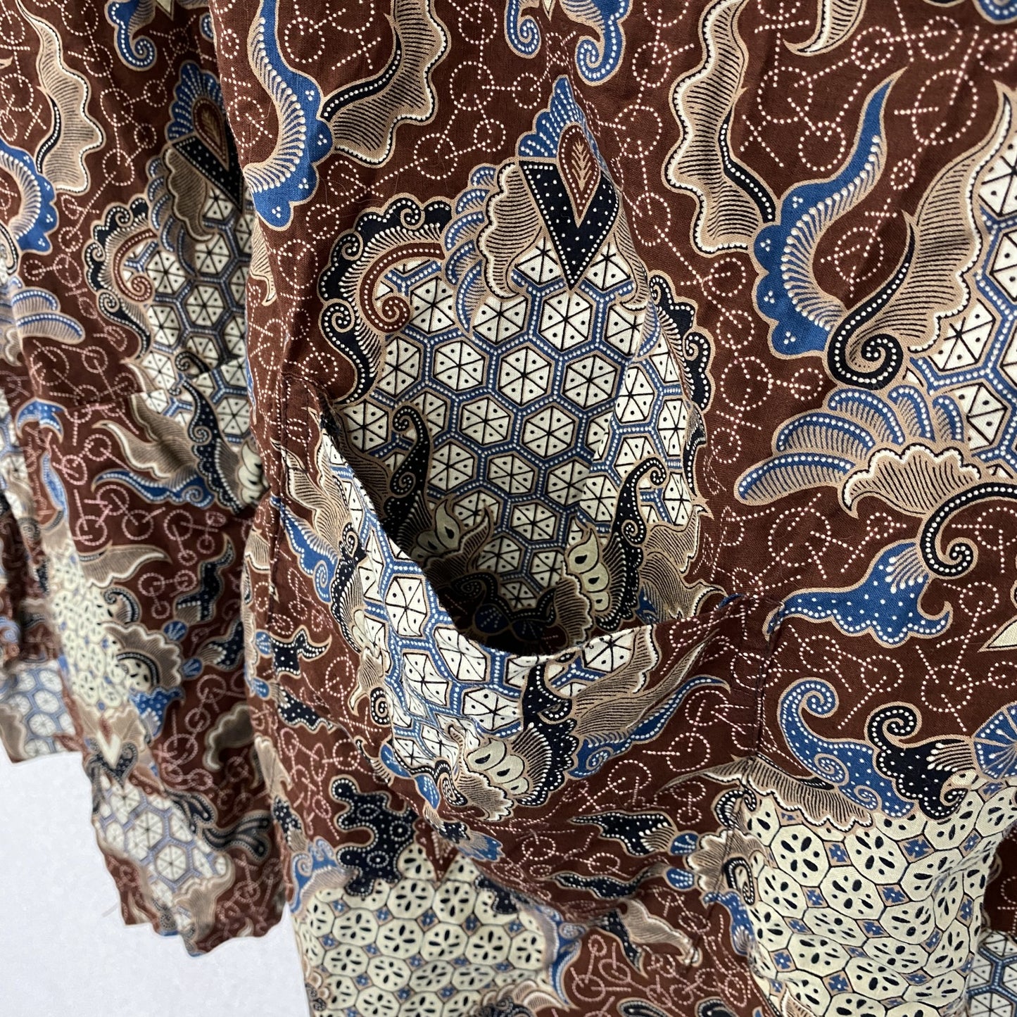 古着 used　BATIK Excellent　長袖総柄シャツ　レトロデザイン　幾何学模様　フロントポケット　XXXLサイズ