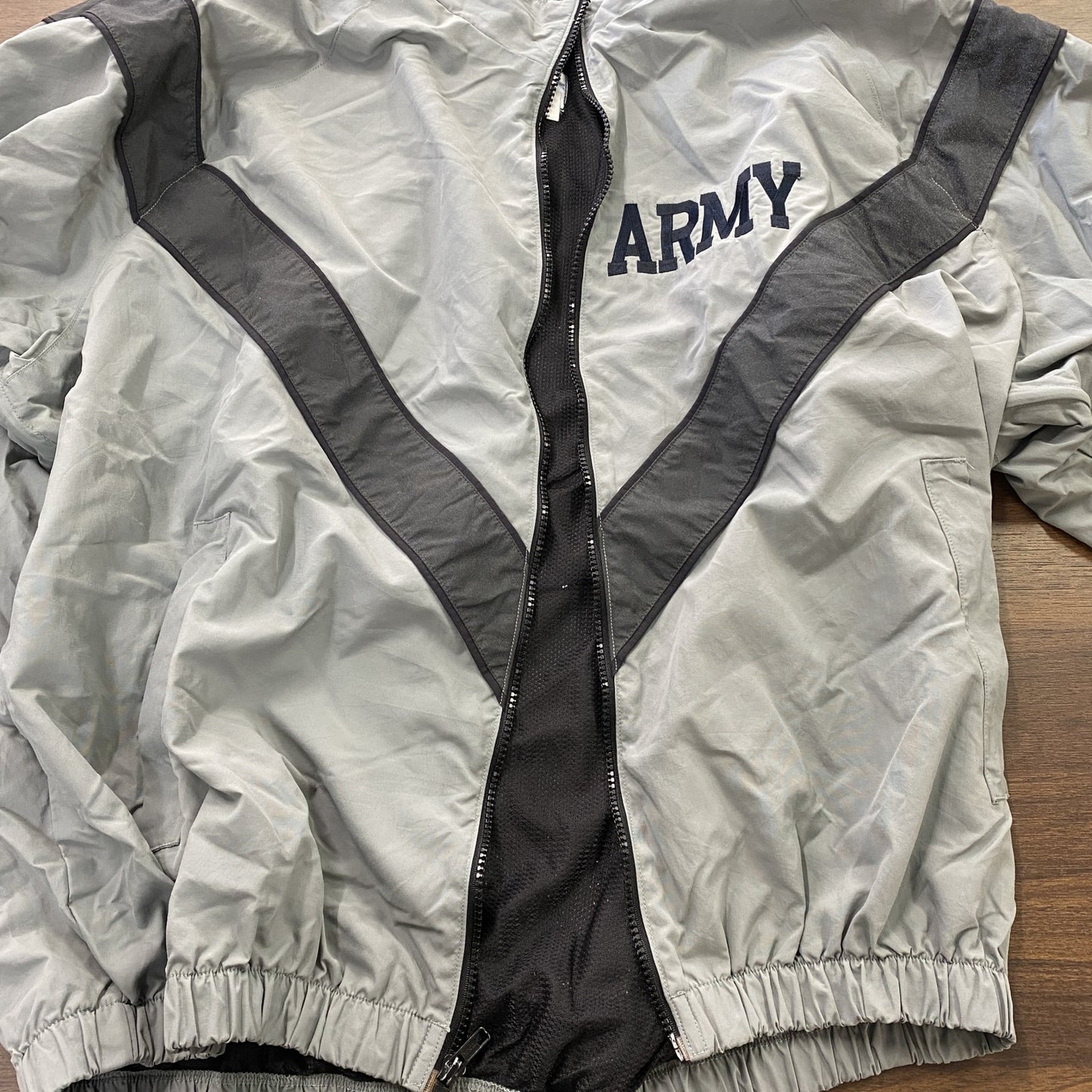 米軍　U.S.ARMY　JWOD　トレーニングジャケット　ナイロンジャケット　ヴィンテージ　灰色　グレー　Lサイズ