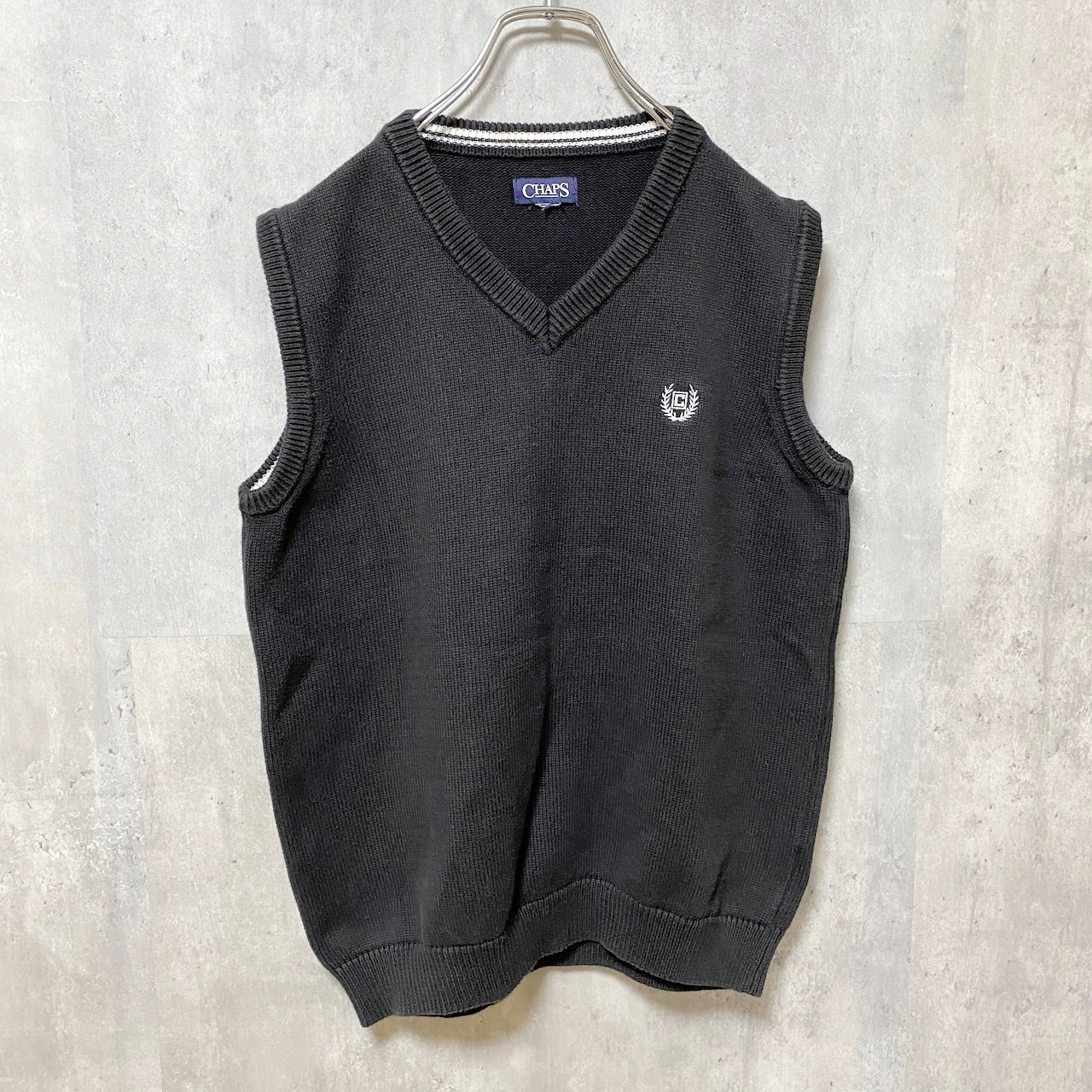 古着 used　CHAPS　チャップス　ワンポイント刺繍ニットベスト　Vネック　黒　ブラック　シンプル　ノームコア