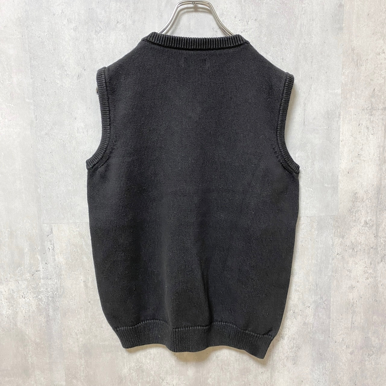 古着 used　CHAPS　チャップス　ワンポイント刺繍ニットベスト　Vネック　黒　ブラック　シンプル　ノームコア