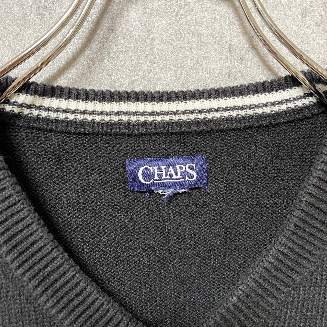 古着 used　CHAPS　チャップス　ワンポイント刺繍ニットベスト　Vネック　黒　ブラック　シンプル　ノームコア