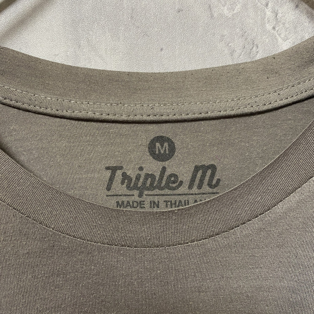 Triple m　半袖プリントフォトTシャツ　ライセンスプレート　Los Angeles　アーチプリント　英字プリント　カーキ　Mサイズ