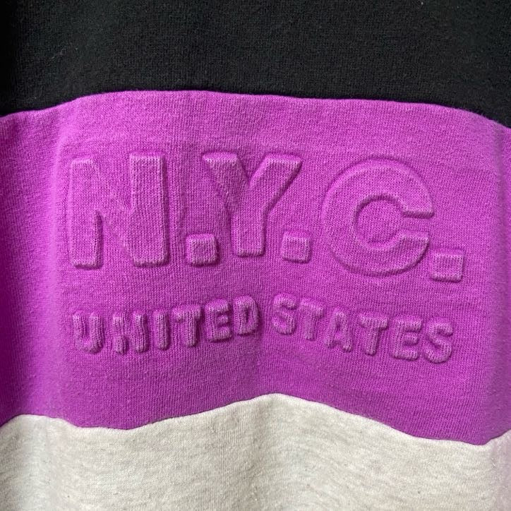 古着 used　長袖デザインスウェット　トレーナー　切り替えカラー　エンボス加工　NYC　黒　紫　白　レトロ　Sサイズ
