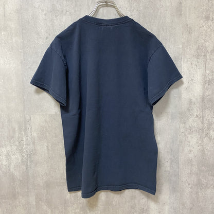 古着 used　GILDAN　ギルダン　半袖プリントTシャツ　クルーネック　ネイビー　レトロデザイン　Mサイズ