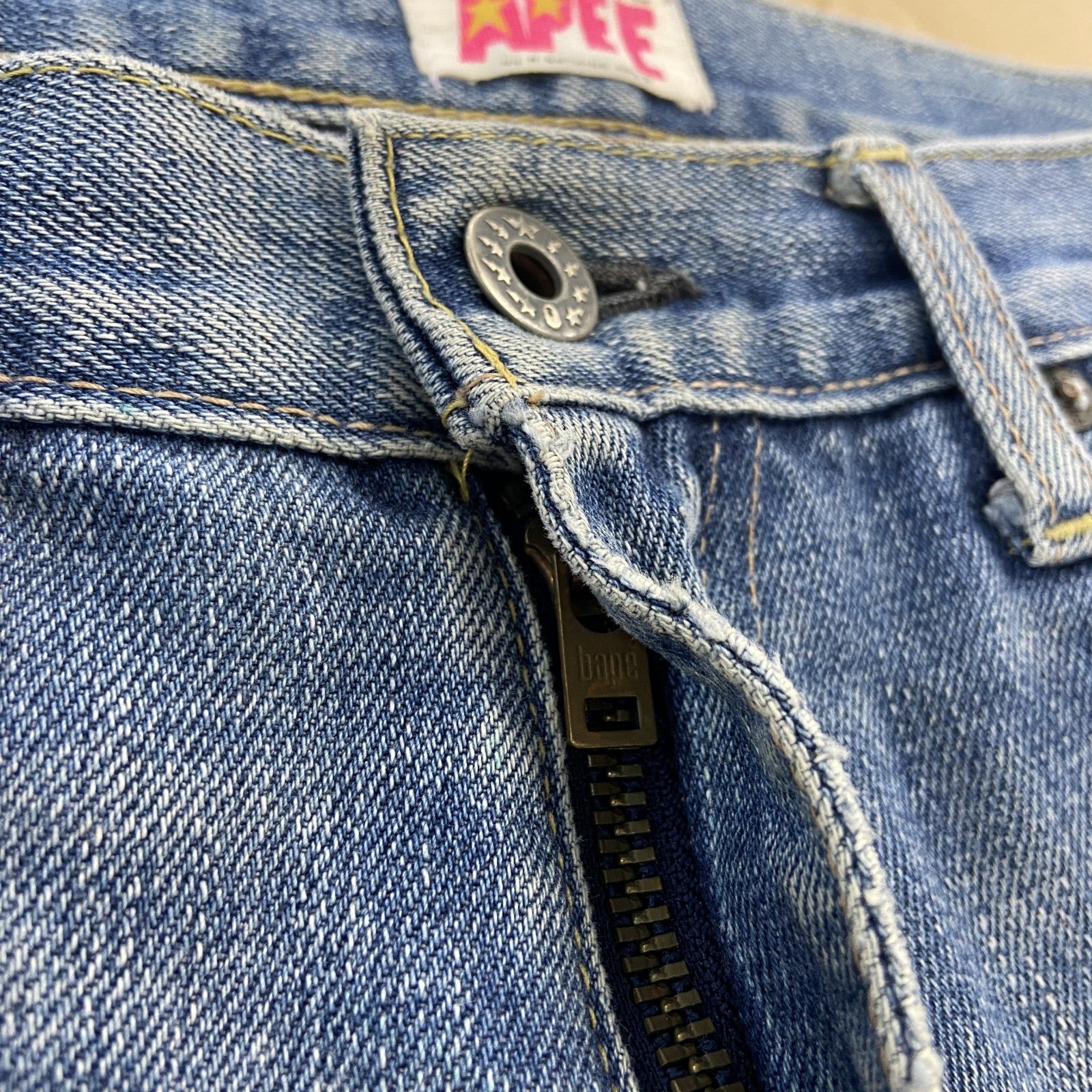 A BATHING APE　アベイシングエイプ　APEE 　デニムパンツ/ジーンズ　ジップフライ　鬼ヒゲ　インディゴ