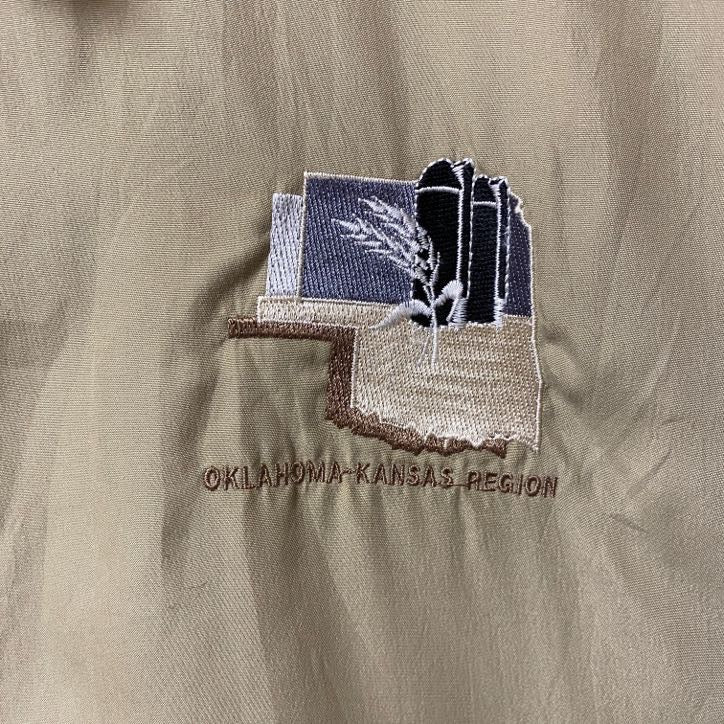 古着 used　USA製　VCC　長袖ワンポイント刺繍ブルゾン　ジャンパー　ベージュ　オクラホマ州　カンザス州　2XLサイズ