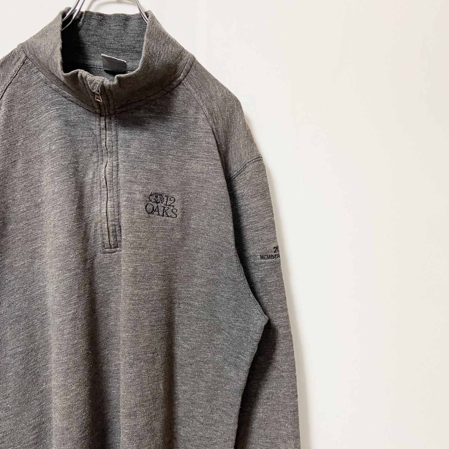 LEVELWEAR　ハーフジップスウェット/トレーナー　フェード　ワンポイント　刺繍ロゴ　ハイネック　ダークグレー　Lサイズ