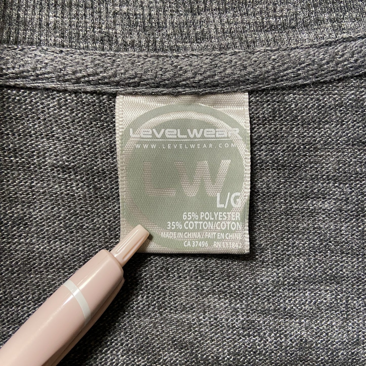 LEVELWEAR　ハーフジップスウェット/トレーナー　フェード　ワンポイント　刺繍ロゴ　ハイネック　ダークグレー　Lサイズ