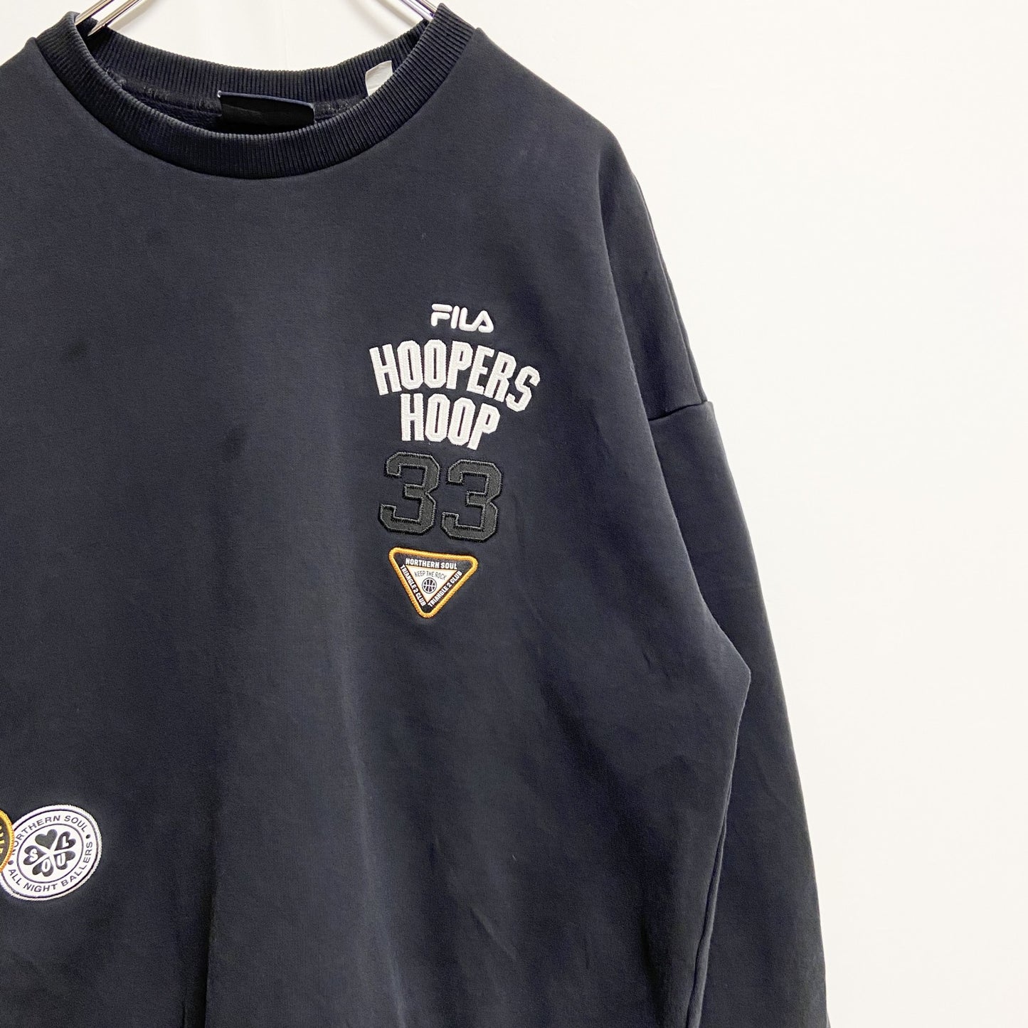 古着 used FILA フィラ　長袖クルーネックワッペンロゴスウェット　トレーナー　個性的　レトロデザイン　ブラック　Ｍサイズ