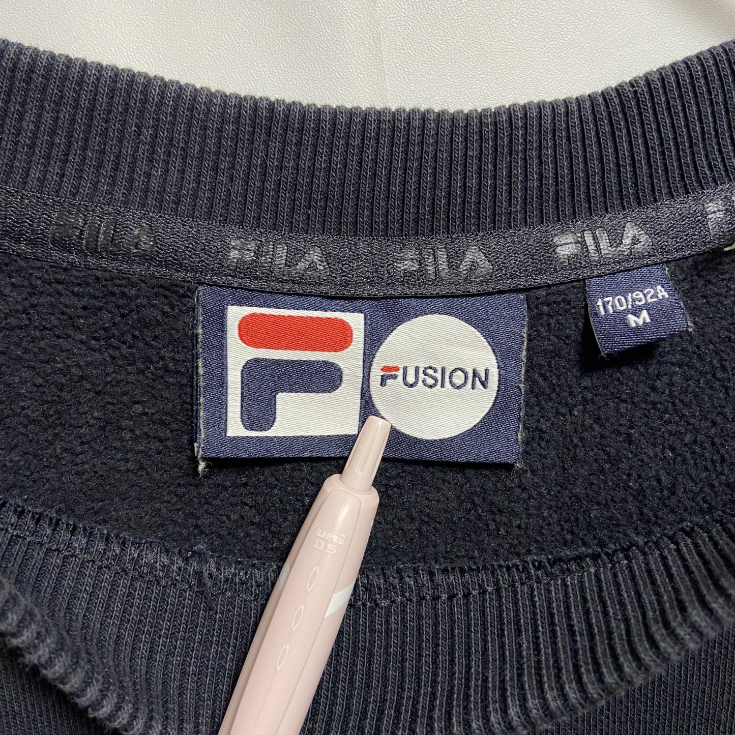 古着 used FILA フィラ　長袖クルーネックワッペンロゴスウェット　トレーナー　個性的　レトロデザイン　ブラック　Ｍサイズ