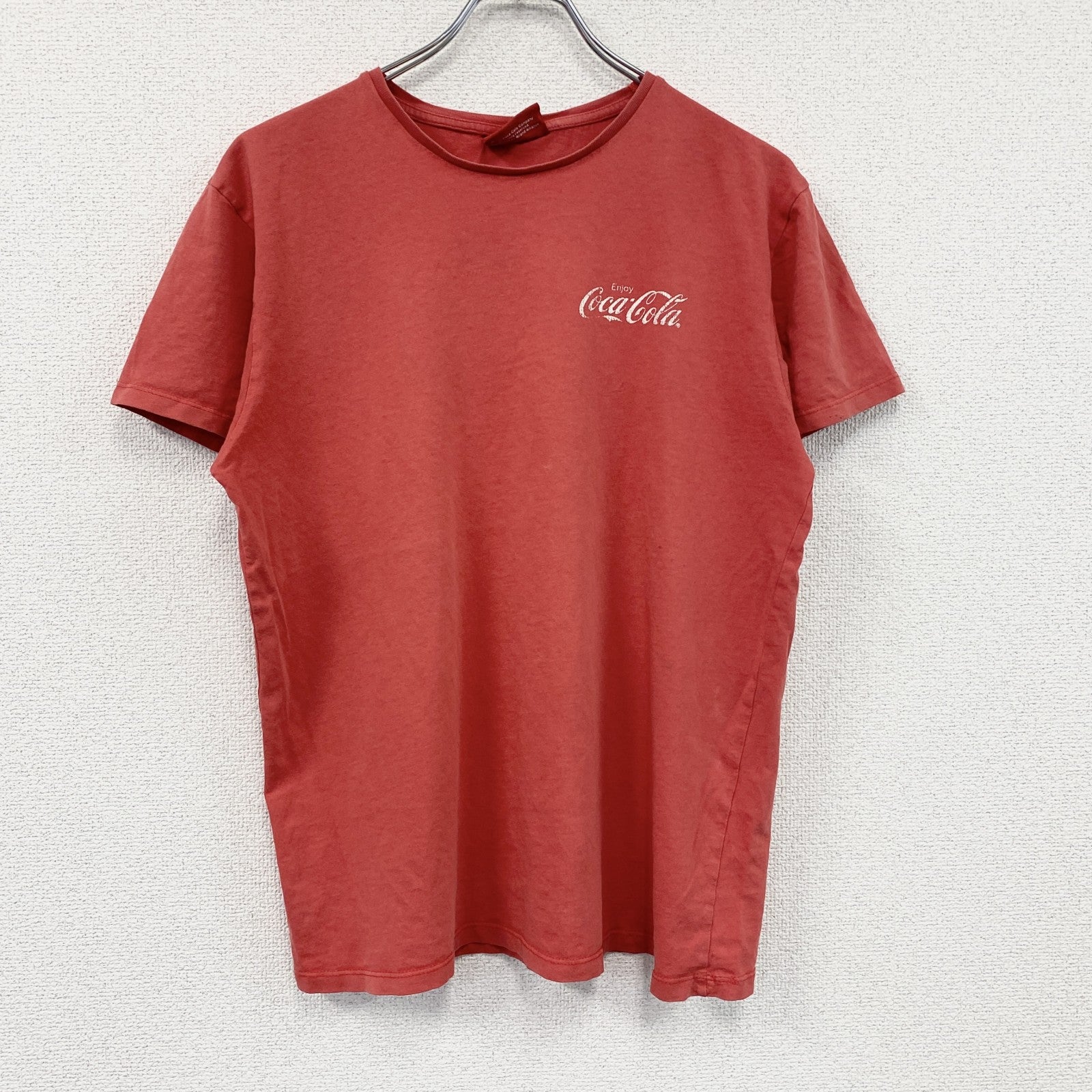 Coca-Cola　コカ・コーラ　半袖プリントTシャツ　企業ロゴ　聖地　フェード　両面プリント　赤　レッド　Mサイズ